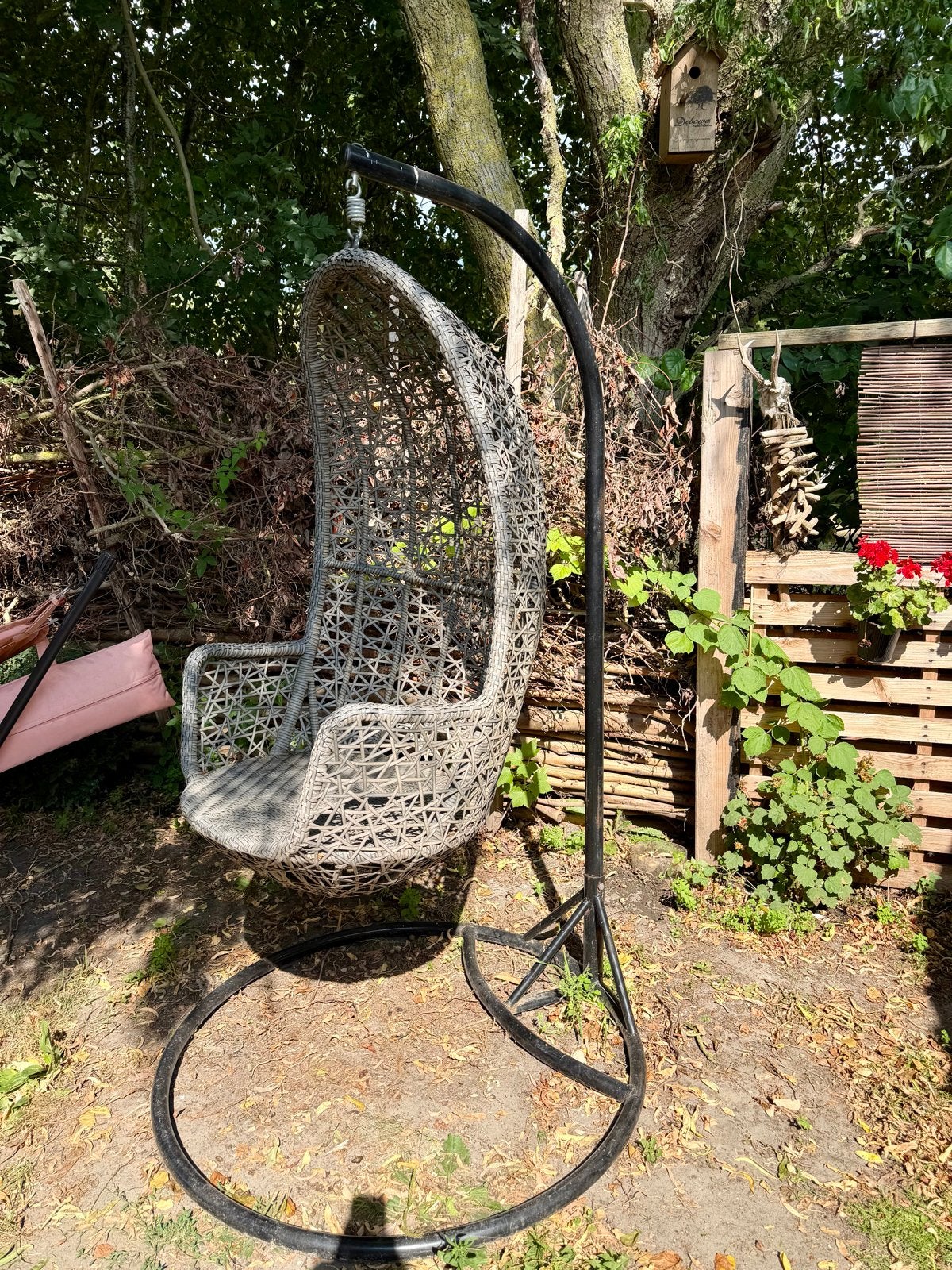 Hangstoel met standaard en twee hangkorven, Tuin en Terras, Ophalen, Zo goed als nieuw, Wicker