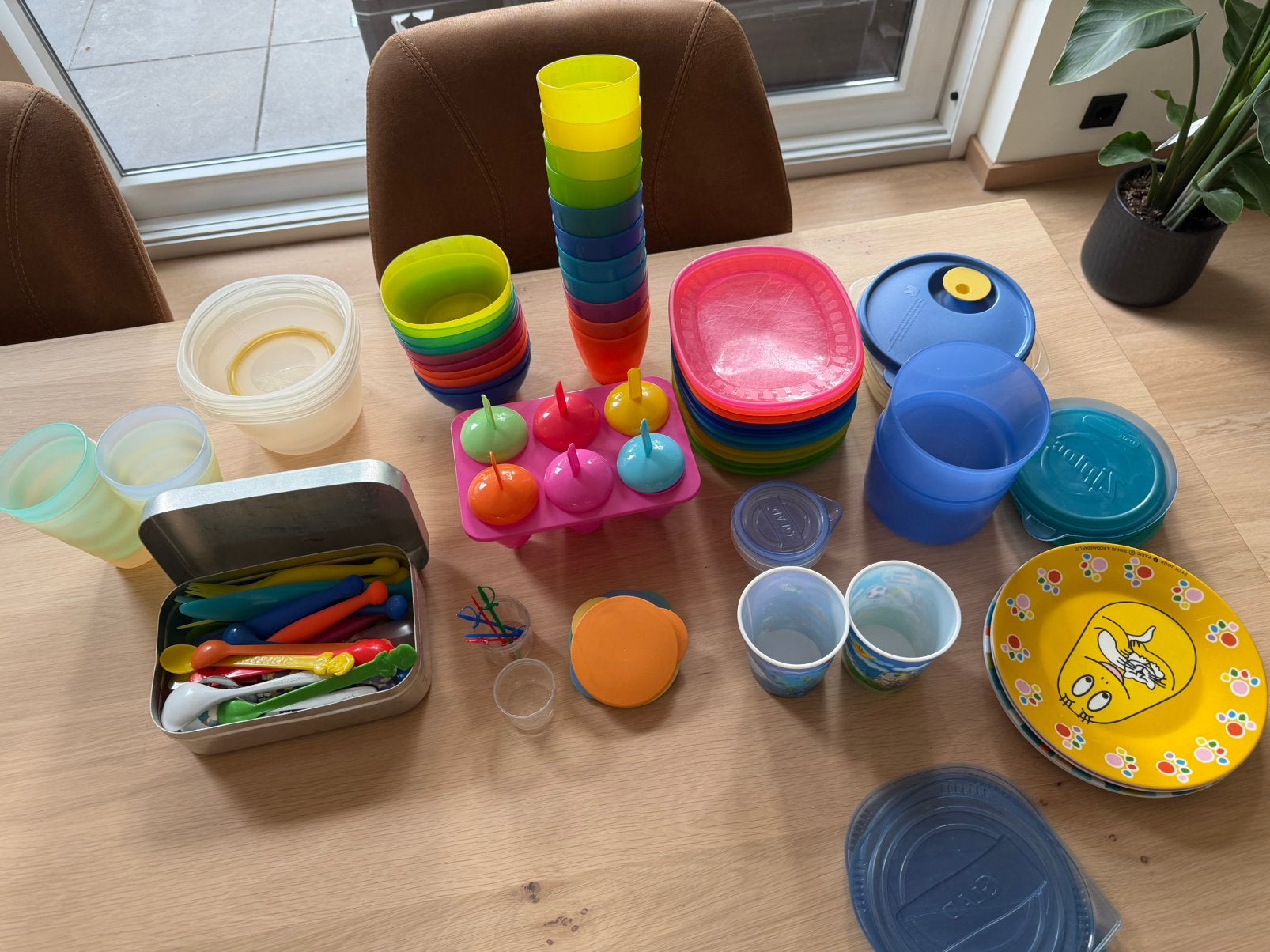 Gratis: Plastic servies. Overcompleet., Kunststof, Gebruikt, Ophalen of Verzenden, Overige stijlen