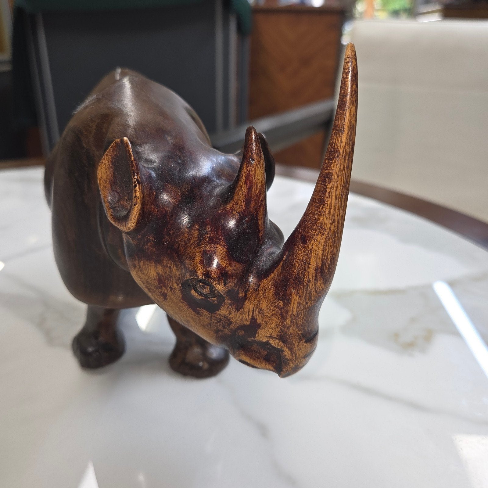 Handgesneden Neushoorn Houtsnijwerk - Tweekleurig, 25 cm, Antiek en Kunst, Houtsnijwerk, Ophalen of Verzenden, 20 - 50 cm, Hout