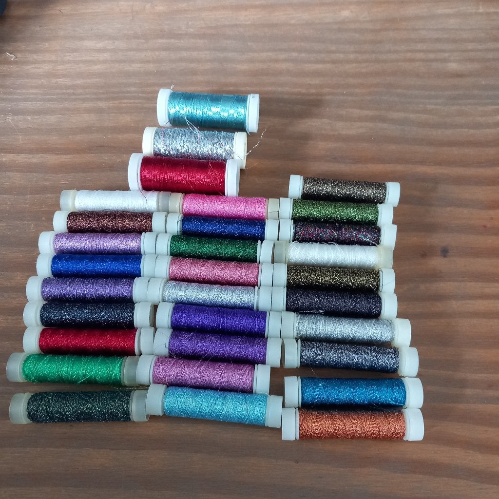 31 klossen  borduurgaren, Ophalen of Verzenden, Zo goed als nieuw, Machineborduren, Borduurgaren of Zijde