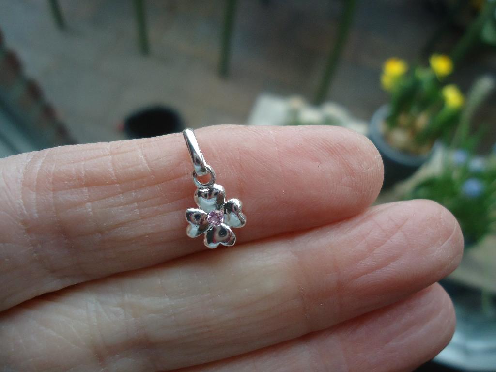 mooi klein echt zilveren hangertje klavertje 4 met roze stee, Nieuw, Ophalen of Verzenden, Zilver, Zilver