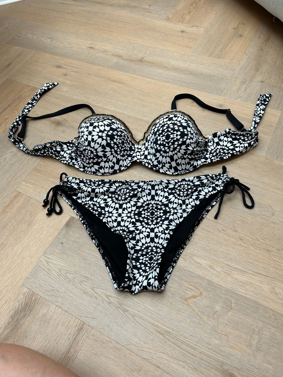 Zwart-wit bikini met strass en voorgevormde cups, Ophalen of Verzenden, Zo goed als nieuw, Zwart, Bikini