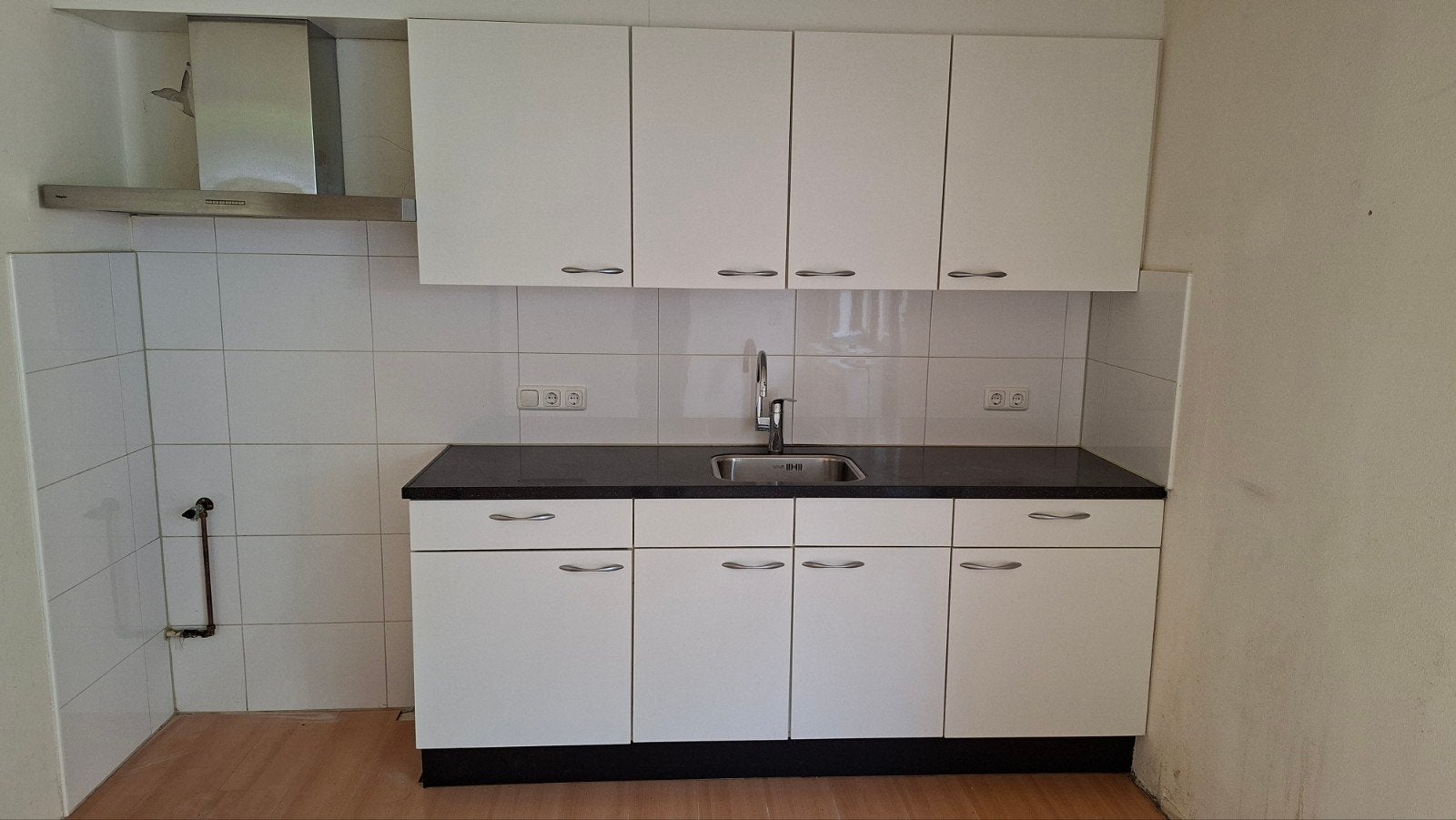 Nette witte keuken met donker aanrechtblad en spoelbak, Ophalen, Gebruikt, Wit, Enkelwandige keuken