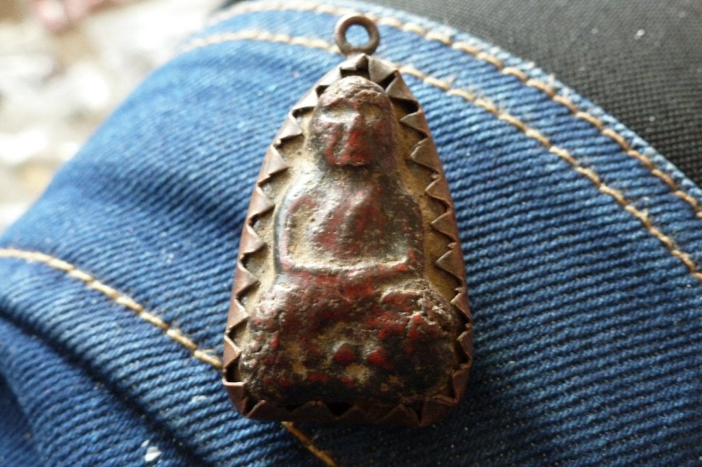 Thaise amulet - oude Boeddha steen/metaal 3,5 cm 12 gram, Sieraden, Tassen en Uiterlijk, Kettinghangers, Overige materialen, Gebruikt