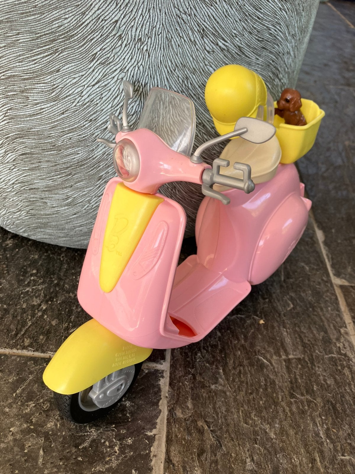 Barbie Scooter met helm en hondje, Verzamelen, Ophalen of Verzenden, Gebruikt, Pop