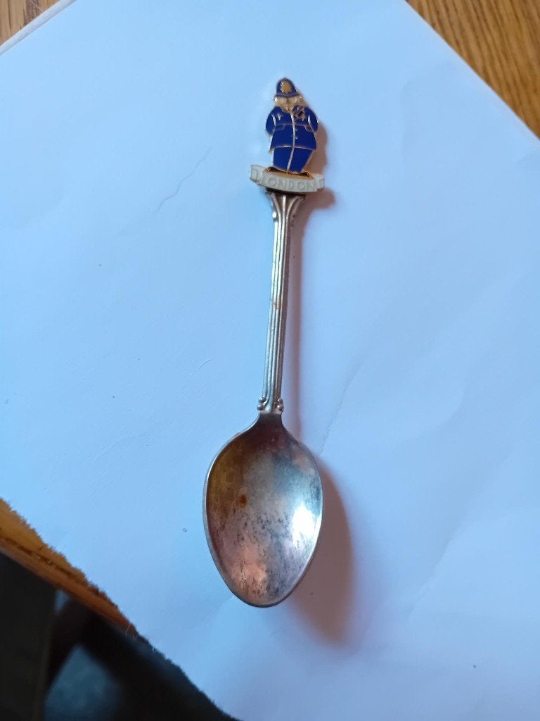 Verzilverd souvenirlepeltje van London met Engelse politie, Gebruikt, Verzilverd, Ophalen of Verzenden, Bestek