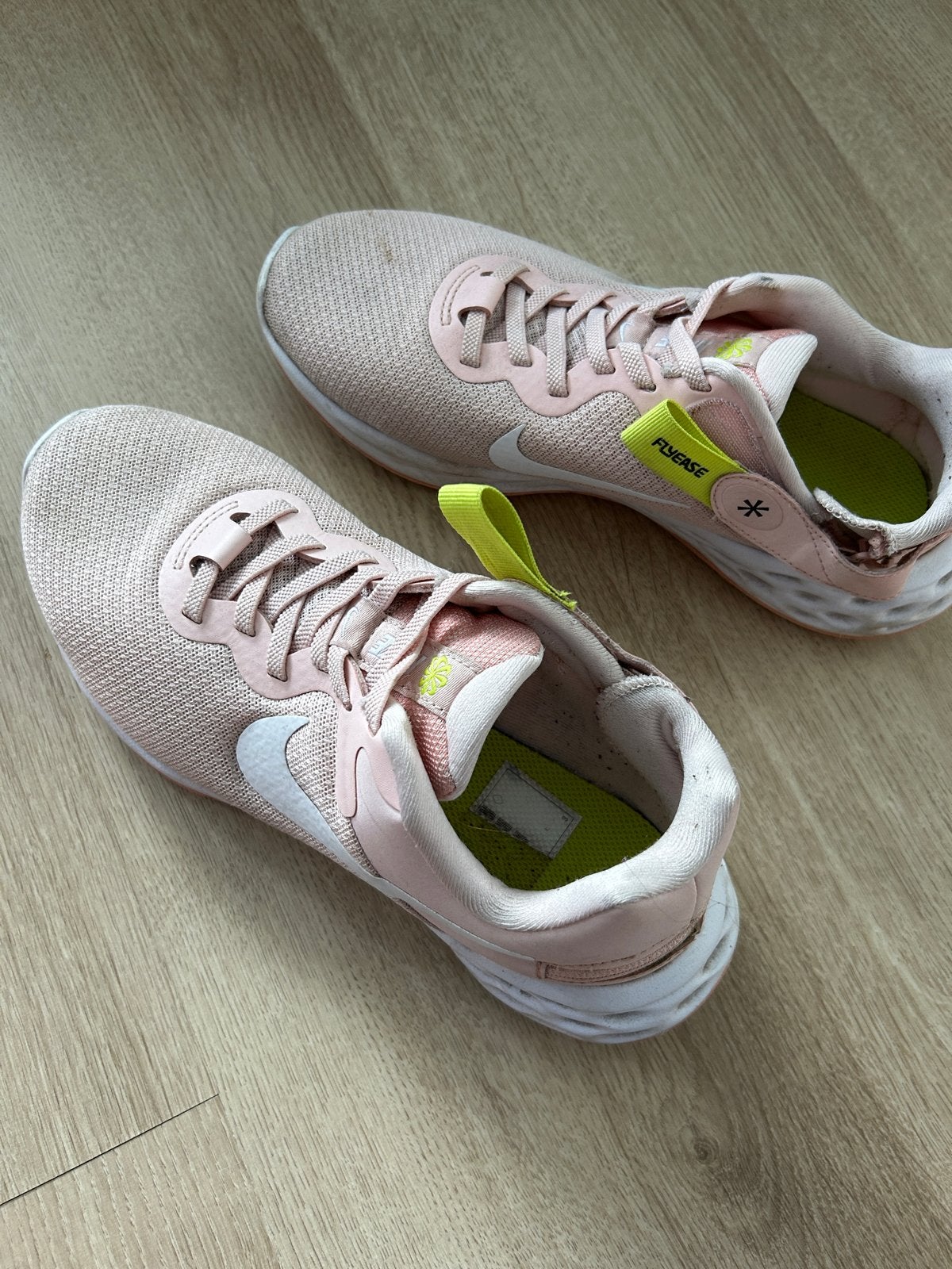 Nike Revolution 6 FlyEase Roze Sneakers Maat 37.5, Ophalen, Zo goed als nieuw, Roze, Sneakers of Gympen