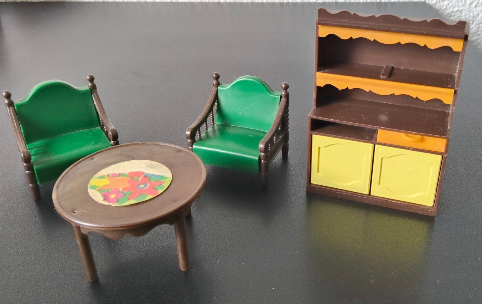Jaren '70 vintage poppenhuis meubelset - tafel, stoelen, kas, Ophalen of Verzenden, Gebruikt, Decoratie