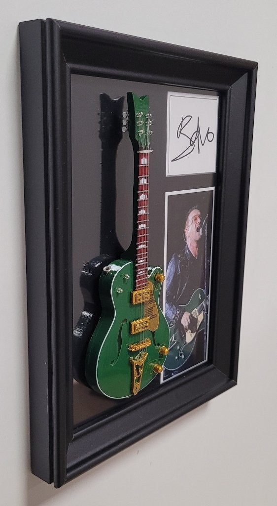 Bono U2 miniatuur gitaar op lijst wanddeco decoratie lijst, Info@deconoord.nl, Deco Noord, Nieuw, Ophalen of Verzenden
