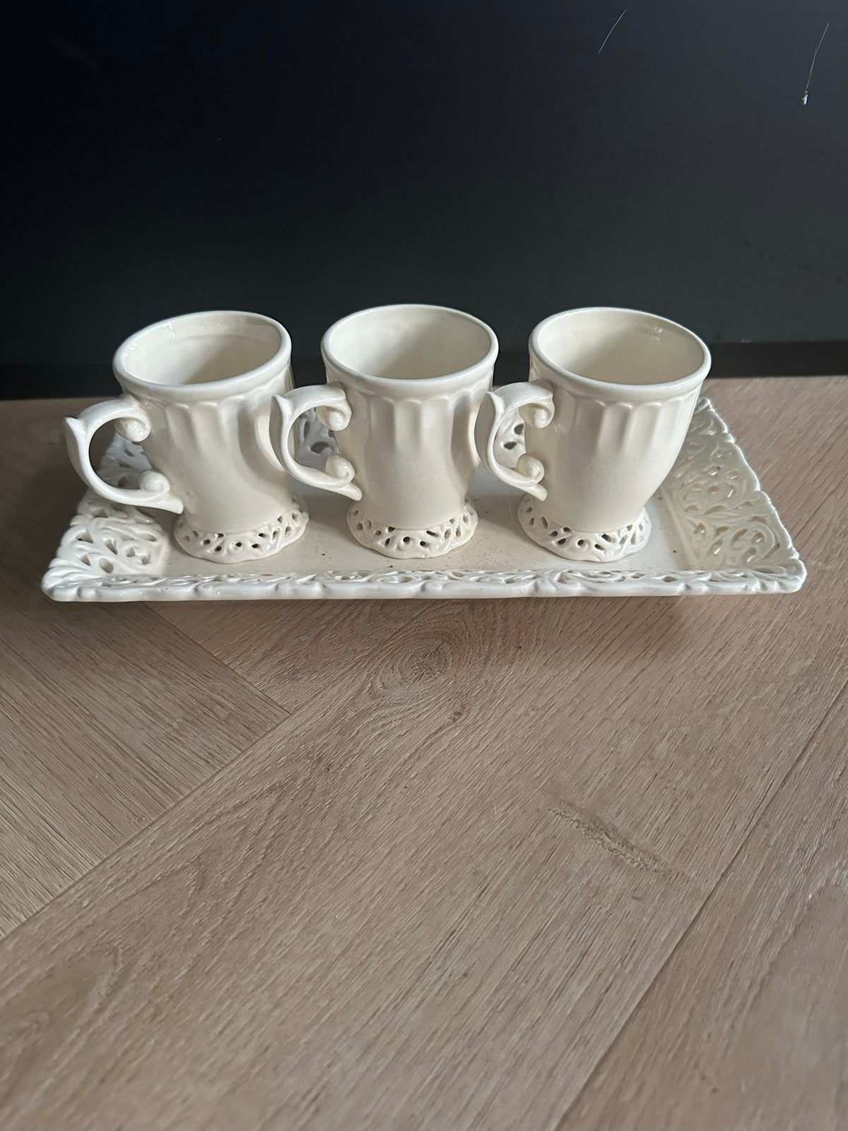 Set van 3 mokken met dienblad - Crèmekleurig, Keramiek, Vintage, Ophalen of Verzenden, Zo goed als nieuw