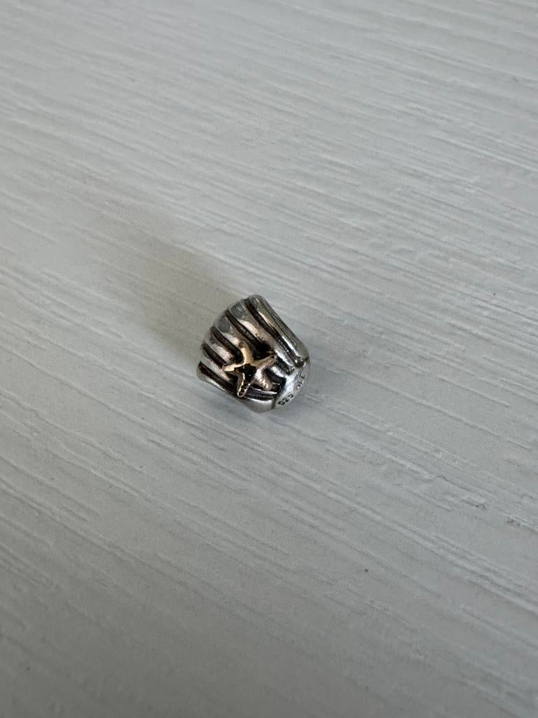 Pandorabedel zilver met goud schelp, Sieraden, Tassen en Uiterlijk, Bedels, Pandora, Ophalen of Verzenden, Zo goed als nieuw, 1 bedel