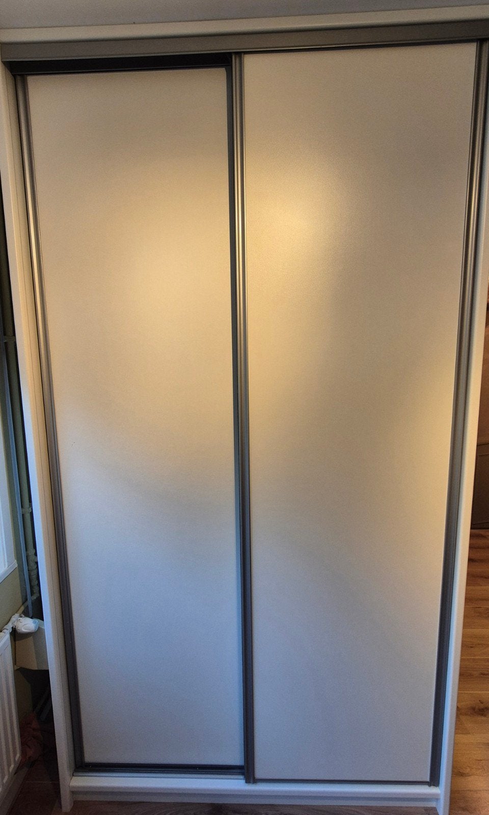 Witte kledingkast met schuifdeuren en planken, Huis en Inrichting, Kasten | Kledingkasten, Ophalen, Met deur(en), Gebruikt, 150 tot 200 cm