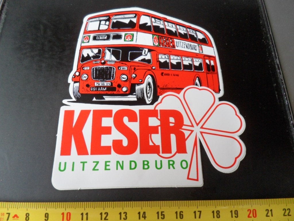 sticker rode dubbeldekker bus KESER uitzendburo, Verzamelen, Ophalen, Zo goed als nieuw