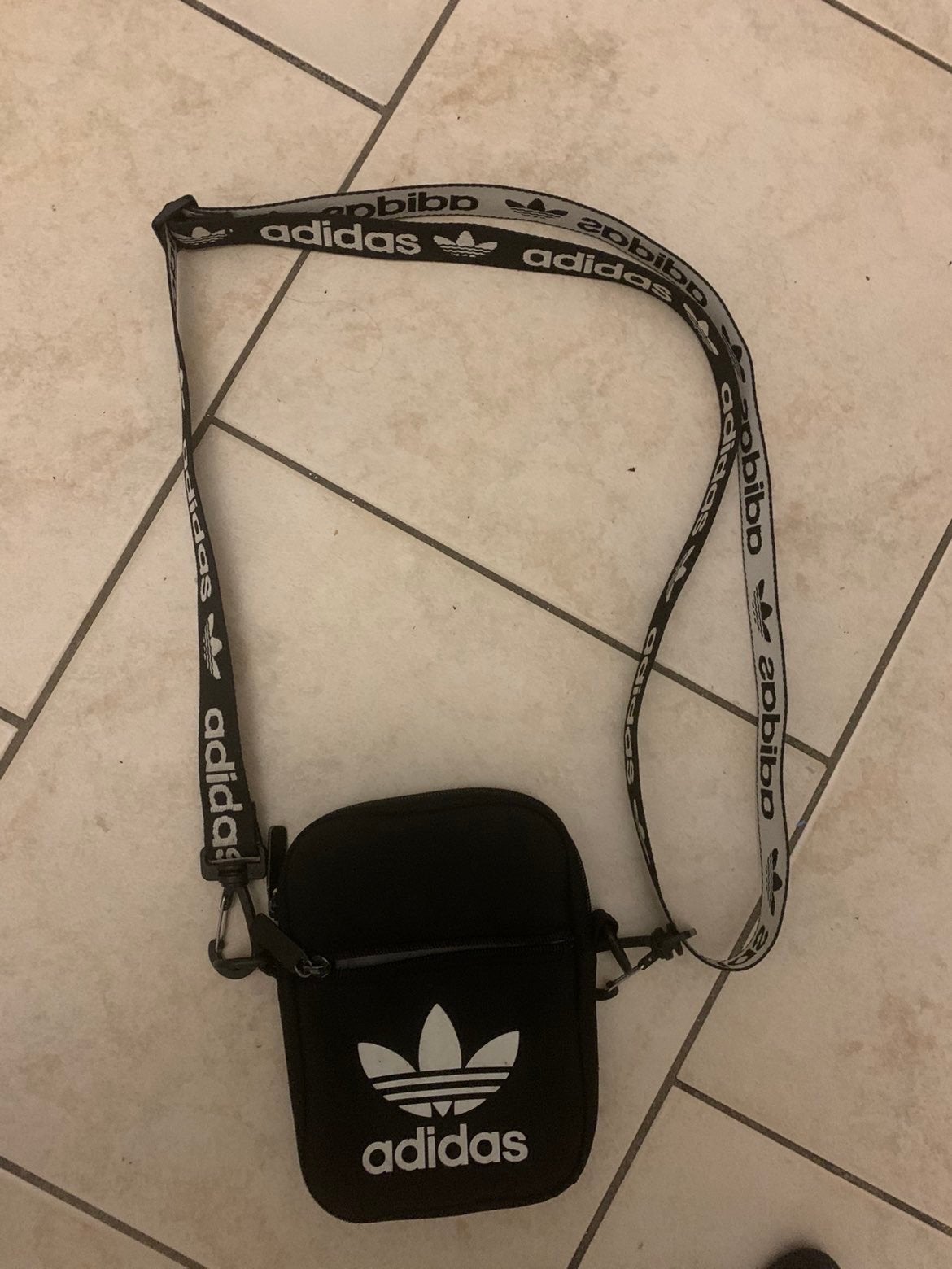 Adidas schoudertasje zwart met wit logo, Ophalen, Gebruikt, Zwart, Overige merken