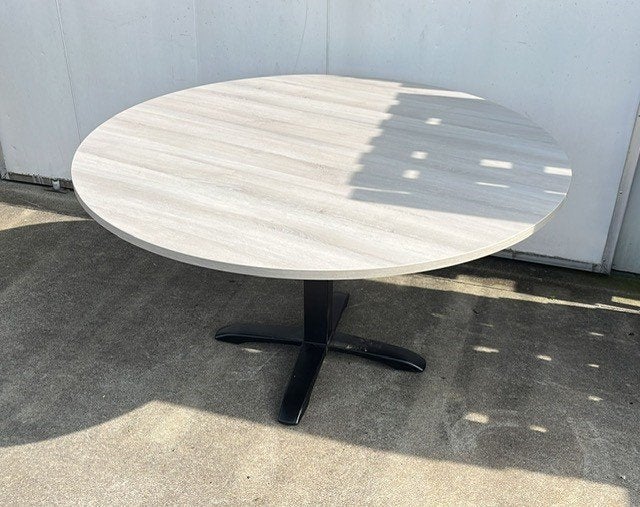 2 stuks horeca tafels rond 140 cm gietijzeren tafelpoot, Ophalen