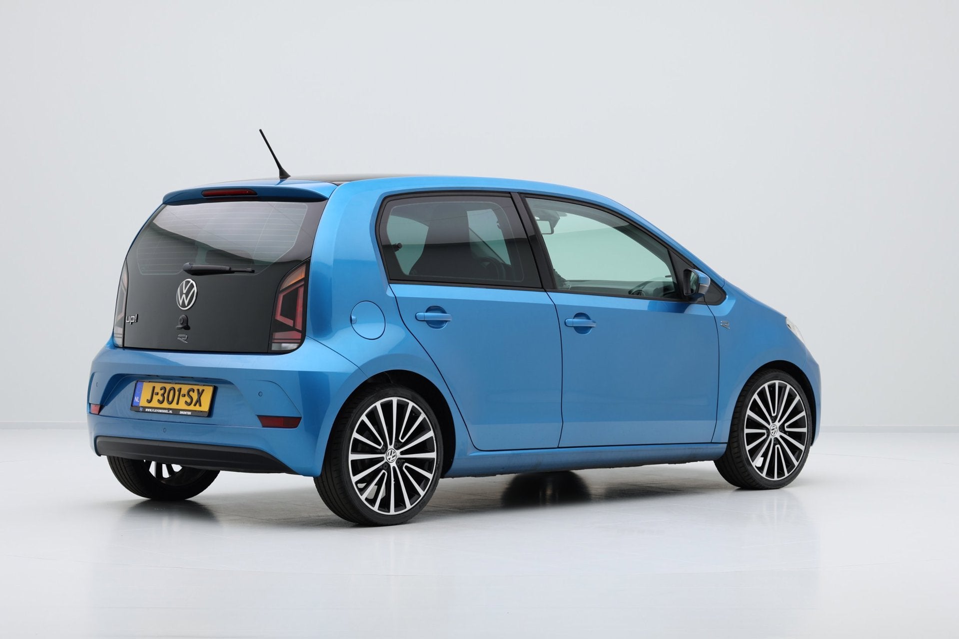 Foto 4 van Volkswagen Up! 1.0 R-Line 5-drs Airco|17" LMV|Zwart dak|PDC