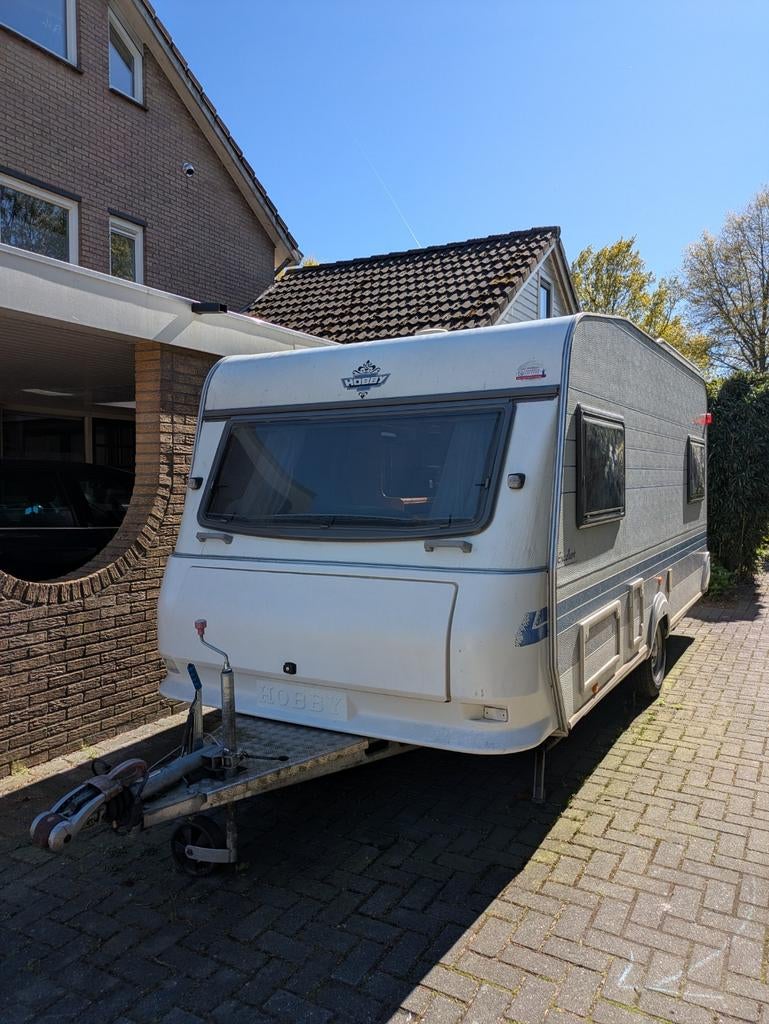 Hobby Excellent 470 UF – Vast bed – Compleet met voortent +, Caravans en Kamperen, Caravans, Rondzit, Hobby, Particulier, Dwarsbed