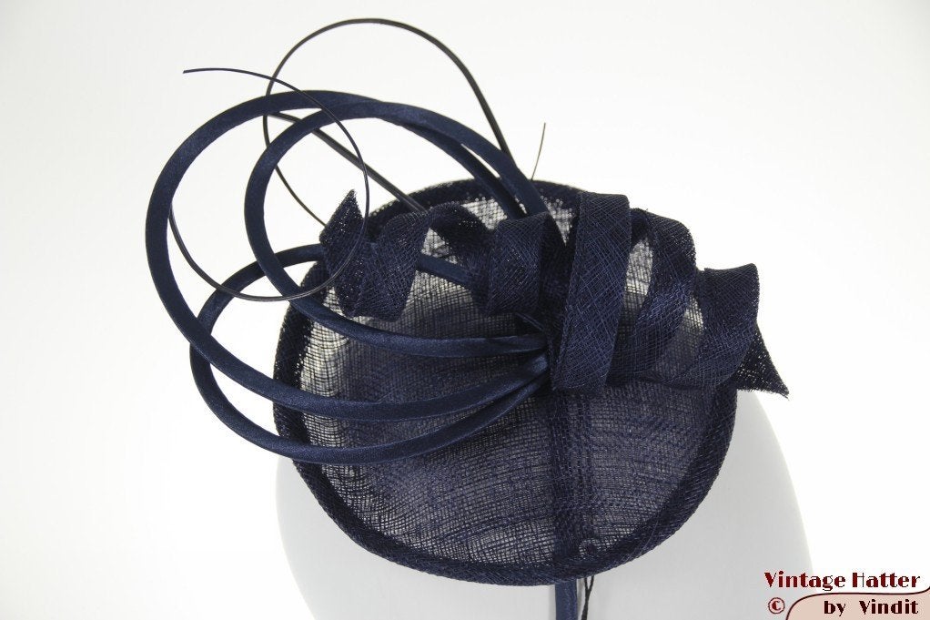 Disc Fascinator Maddox donker blauw sisal sinamay nieuw, Kleding | Dames, Hoeden en Petten, Maddox, Hoed, Nieuw, One size fits all