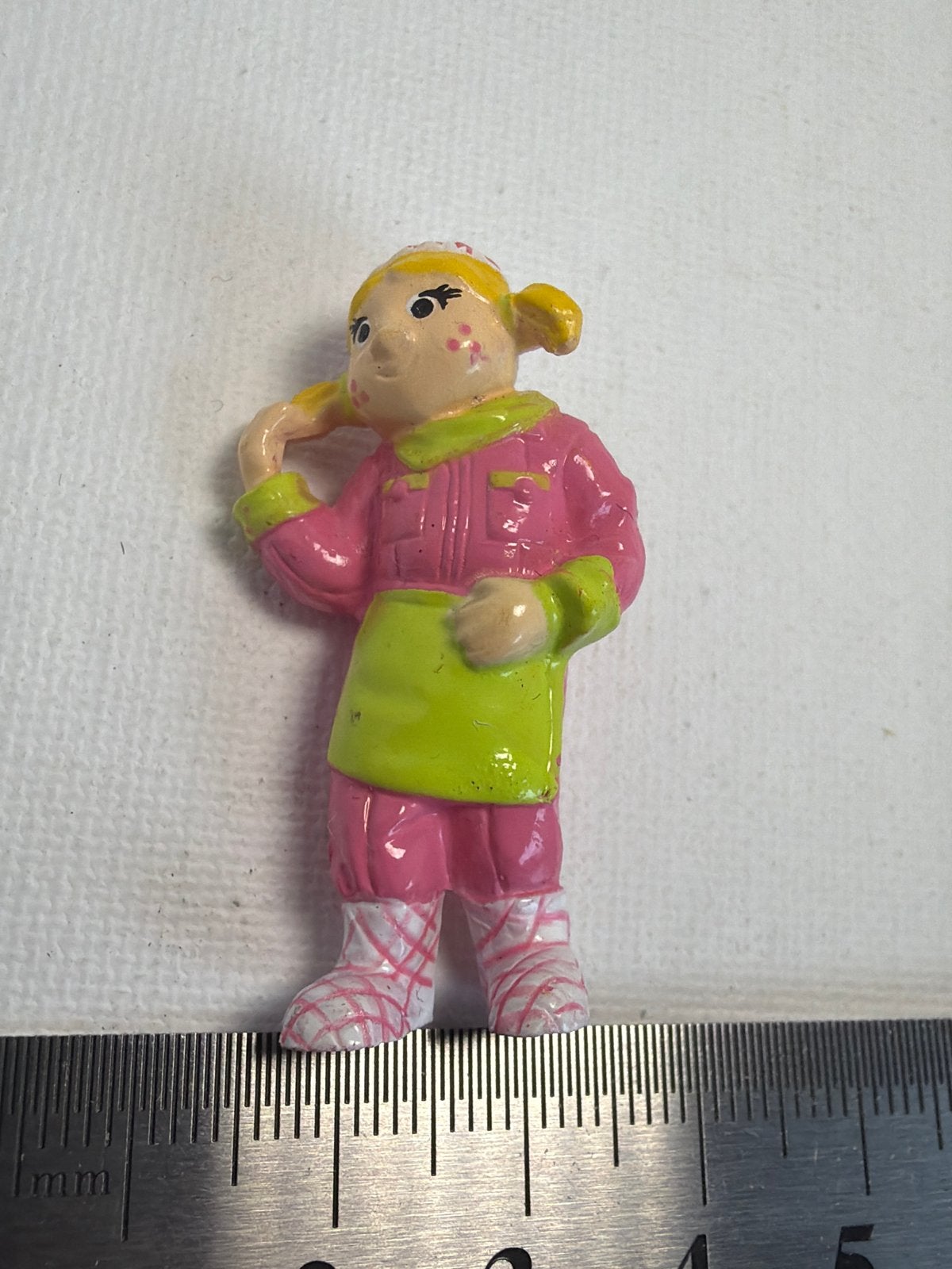 Vintage speelgoedfiguur meisje roze/groen, Ophalen of Verzenden, Gebruikt
