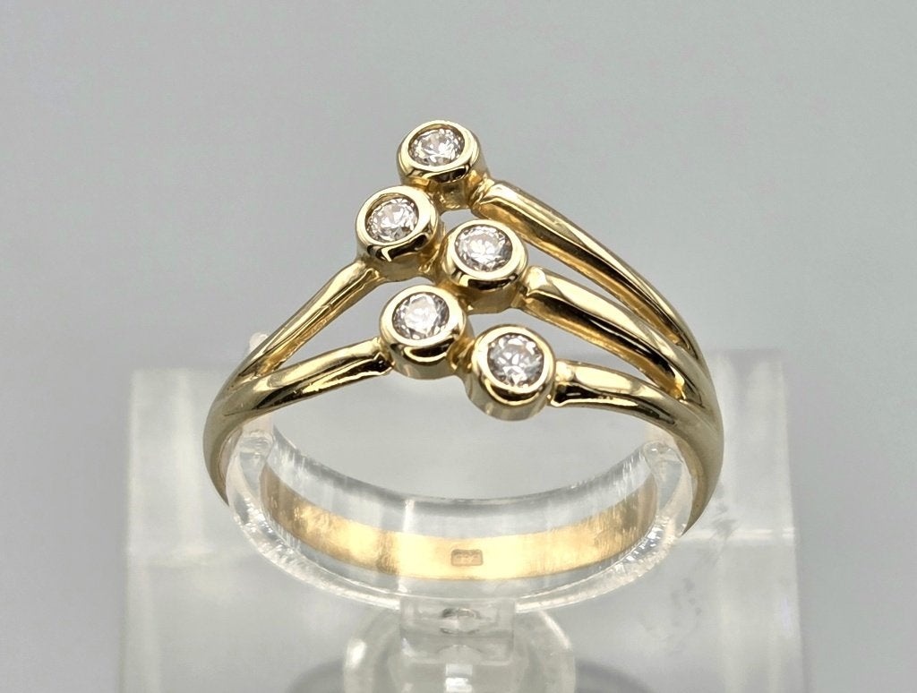 Vintage design ring met briljant geslepen zirconia. 2026/551