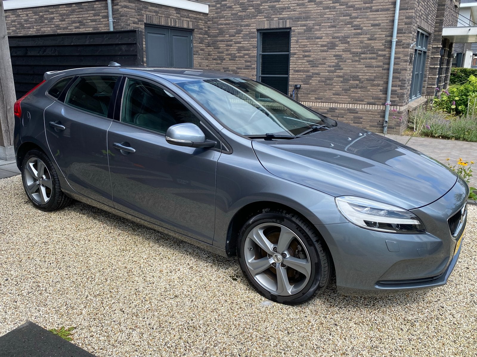 Volvo V40 2.0 T3 152PK 2017 Grijs, Voorwielaandrijving, Stof, Zwart, 4 cilinders