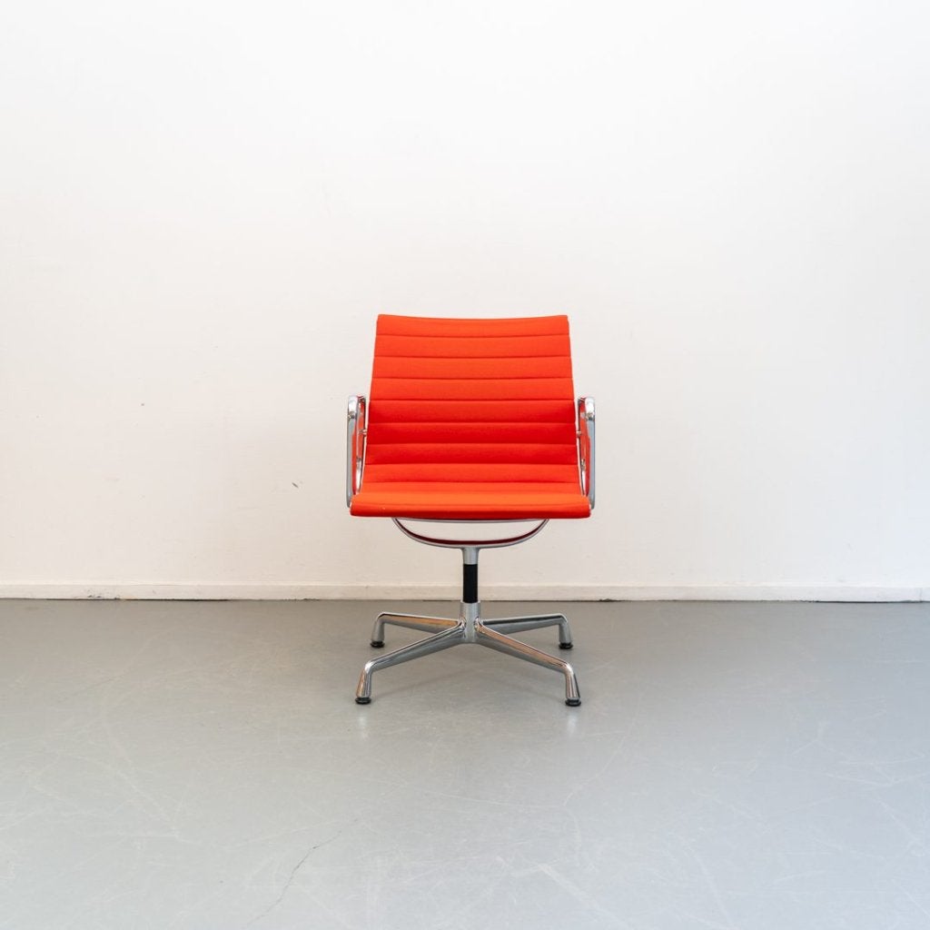 Vitra Eames EA 107 Stoel Poppy Red Hopsak - Chroom, Niet ingevuld, Zo goed als nieuw, Niet ingevuld, Niet ingevuld
