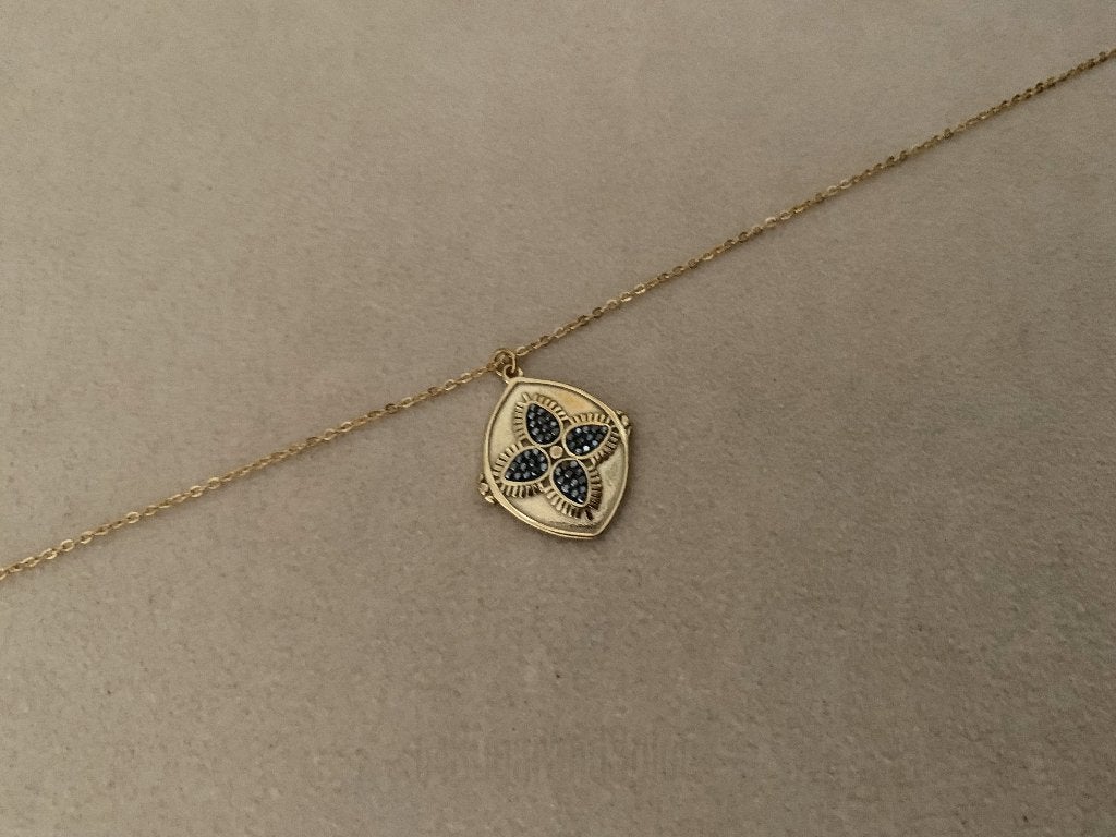 Gouden ketting met klaver bedel zwarte diamantjes strass, Overige materialen, Nieuw, Ophalen of Verzenden, Verstelbaar