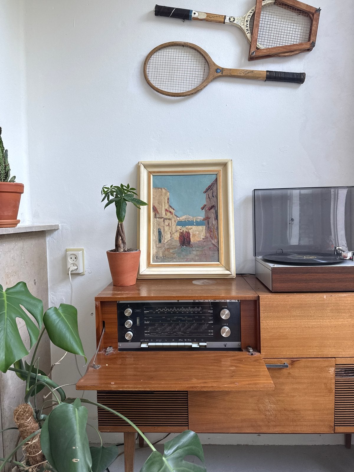 Olieverfschilderij: Mediterrane Straat met Figuren, Doek, Realistisch, Ophalen of Verzenden, Gesigneerd