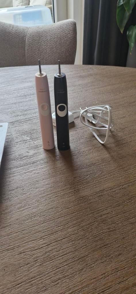 2 Philips Sonicare tandenborstels met oplader, Ophalen of Verzenden, Gebruikt, Tandenborstel
