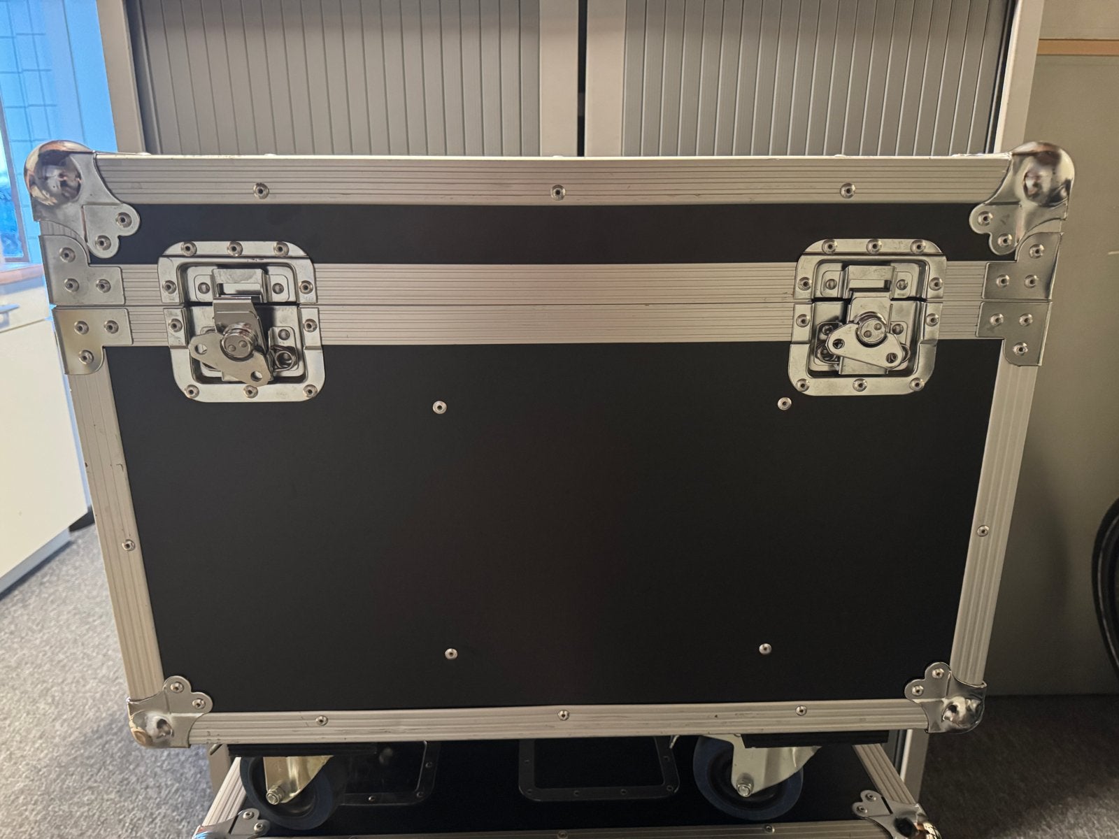 2 x Showtec Shark Flightcase (wash / zoom / spot), Ophalen, Zo goed als nieuw, Overige instrumenten, Flightcase
