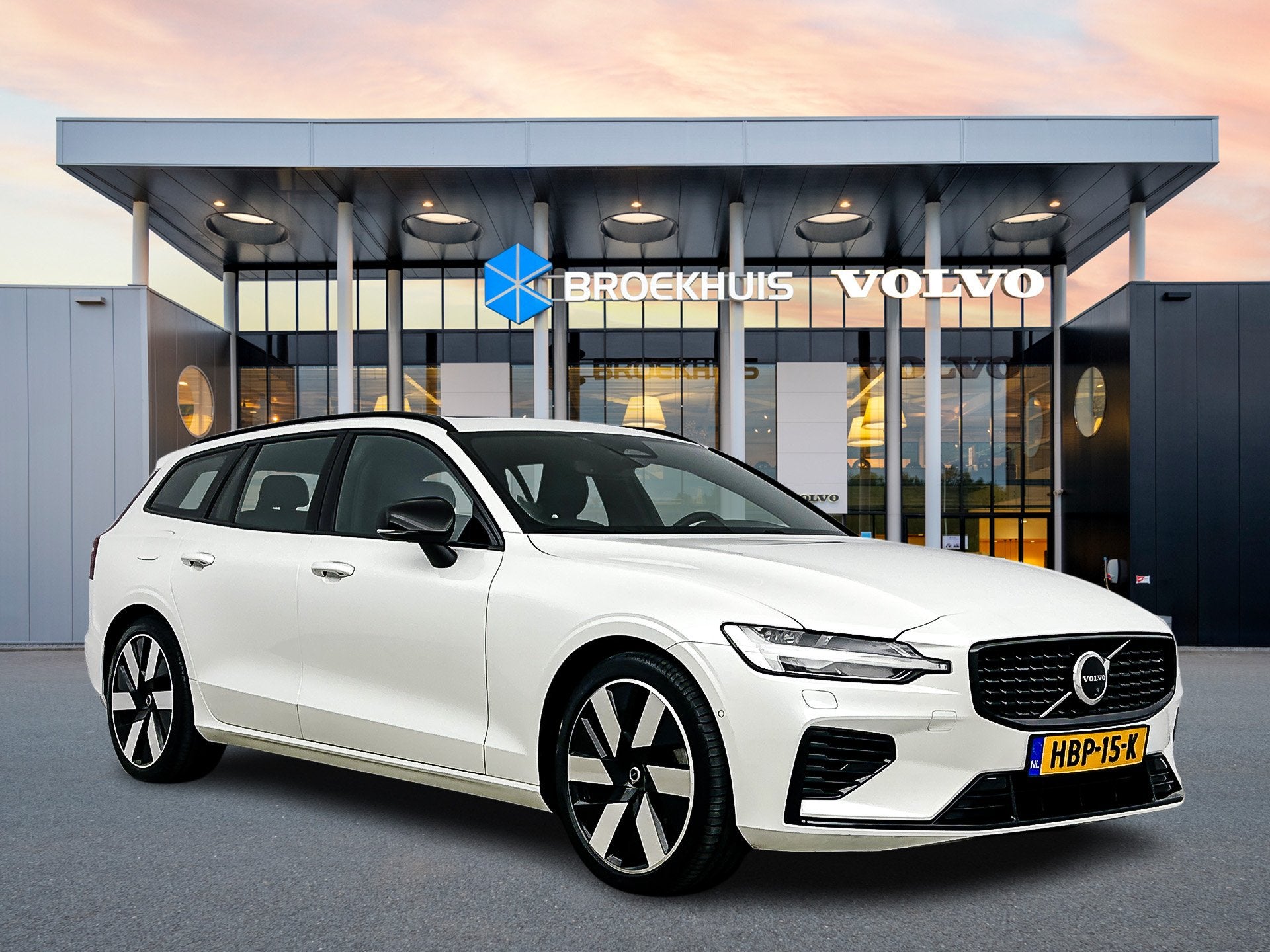Volvo V60 T6 Recharge Ultra Dark, Auto's, Gebruikt, Euro 6, 4 cilinders, 24 maanden