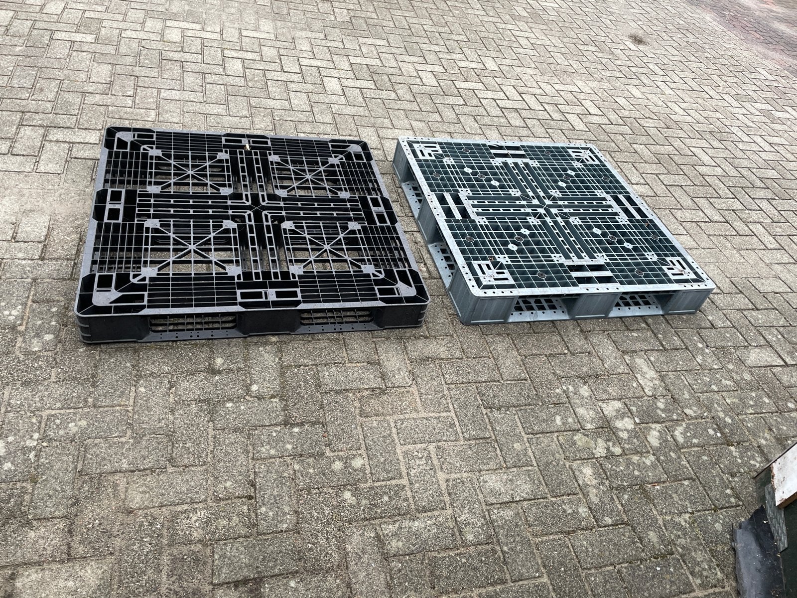 2x Goede Kunststof Pallets 130x130 cm, Ophalen
