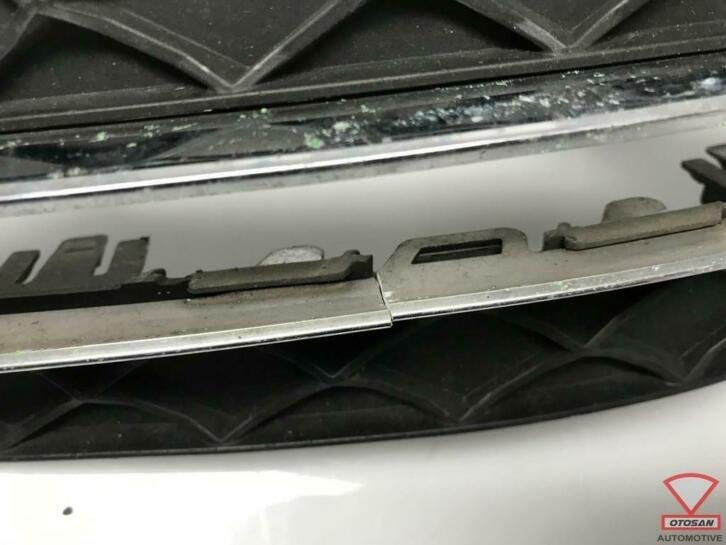 mercedes c klasse w204 voorbumper rooster rechts a2048803324, Gebruikt, Mercedes-Benz AG, Mercedes-Benz, Rechts
