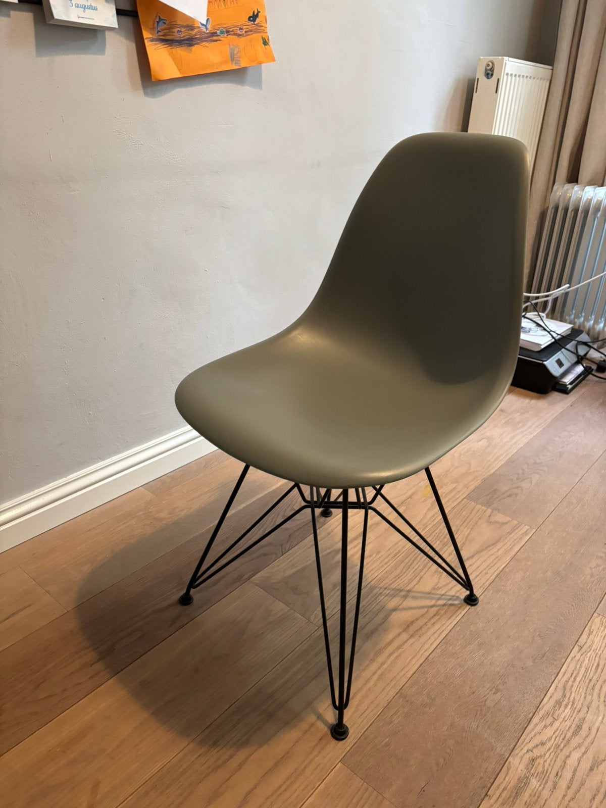 Vitra Eames DSR stoel zwart gepoedercoat onderstel, Huis en Inrichting, Ophalen, Zo goed als nieuw, Zwart, Eén