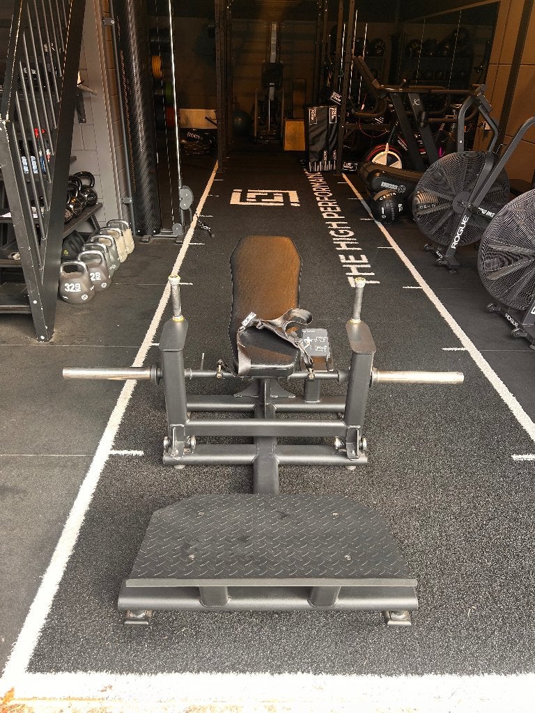 plate-loaded hip thrust / glute drive machine., Ophalen, Krachtstation, Zo goed als nieuw, Metaal