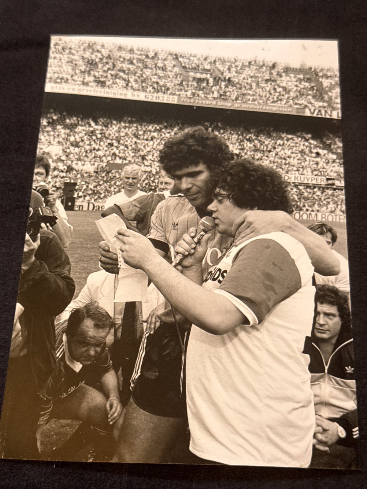 Vintage voetbalfoto: Feyenoord speler met fan (1980-heden), Verzamelen, Gebruikt, 1980 tot heden, Foto, Ophalen of Verzenden
