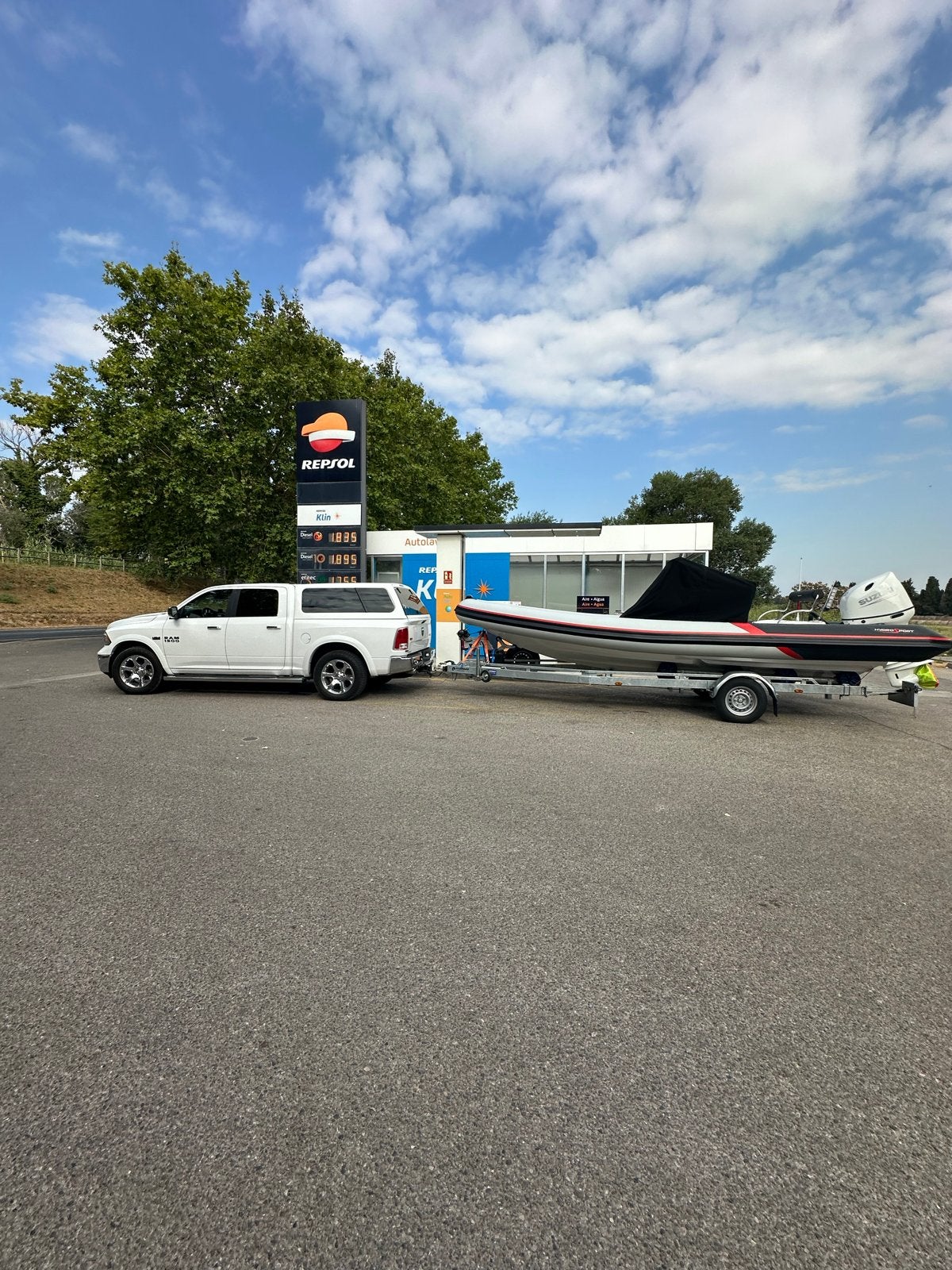 Hydro Sport RIB met 140 Suzuki buitenboordmotor en trailer