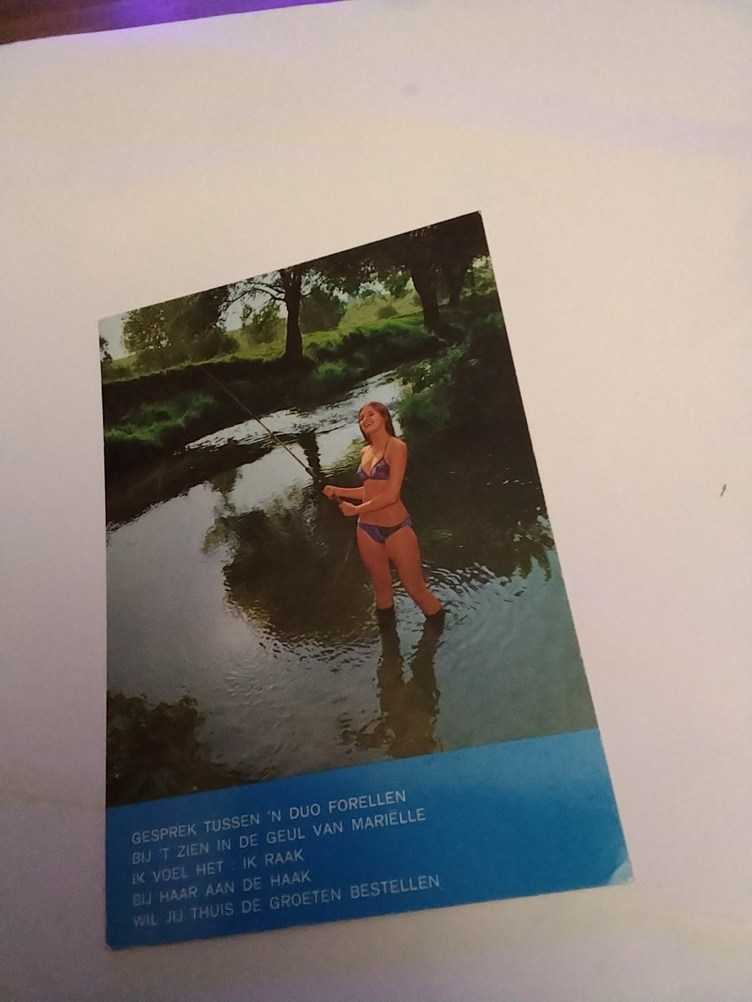 Ansichtkaart: Vrouw vist in beek, 'Gesprek tussen 'n, Ophalen of Verzenden