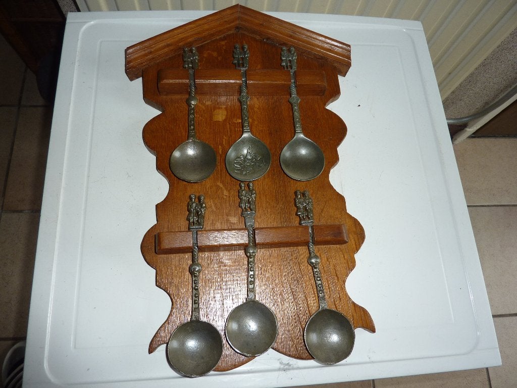oud houten wandbord met tinnen ? lepels, Ophalen of Verzenden