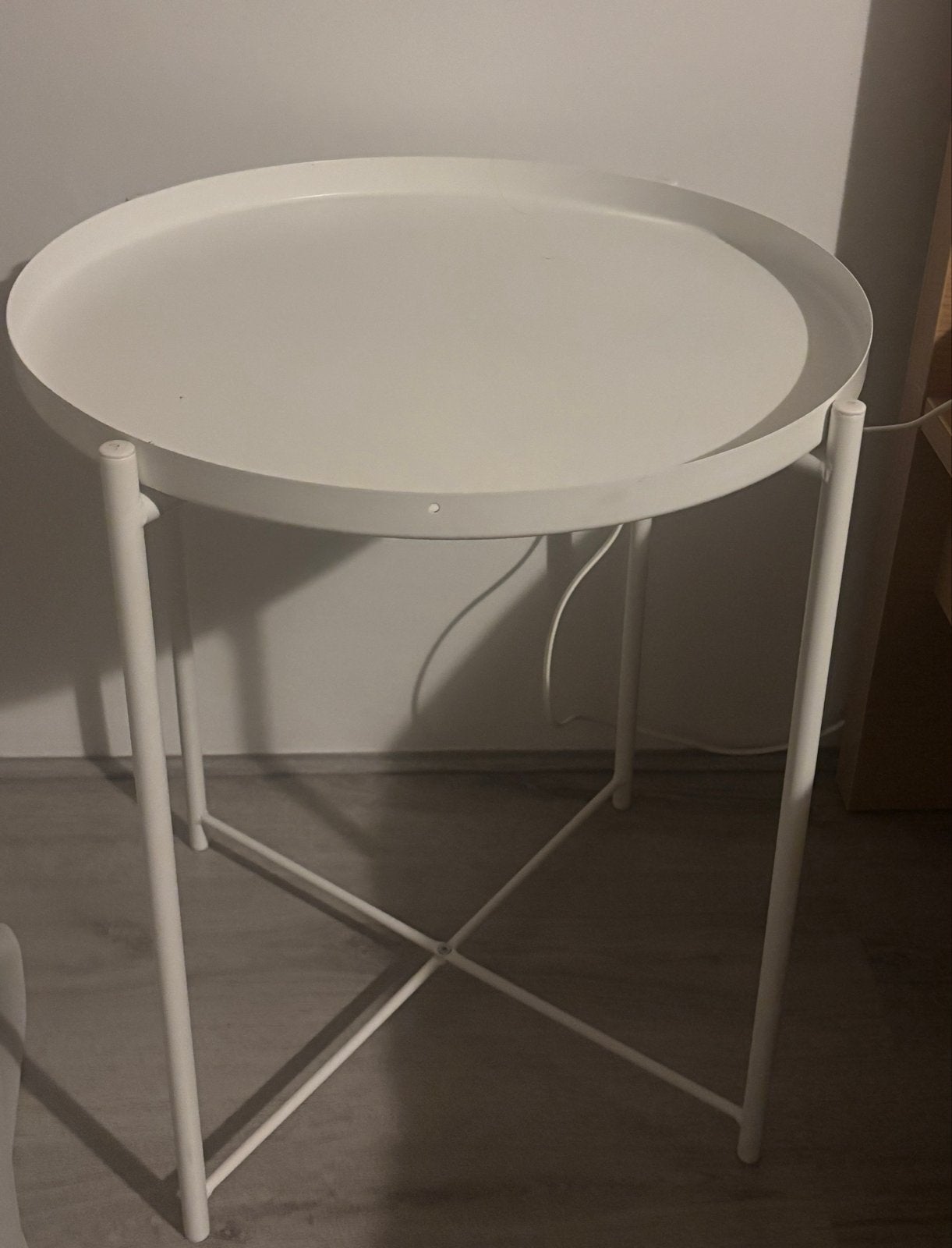 Ikea gladom - Witte ronde bijzettafel - zo goed als nieuw, Minder dan 55 cm, Metaal of Aluminium, Rond, Zo goed als nieuw