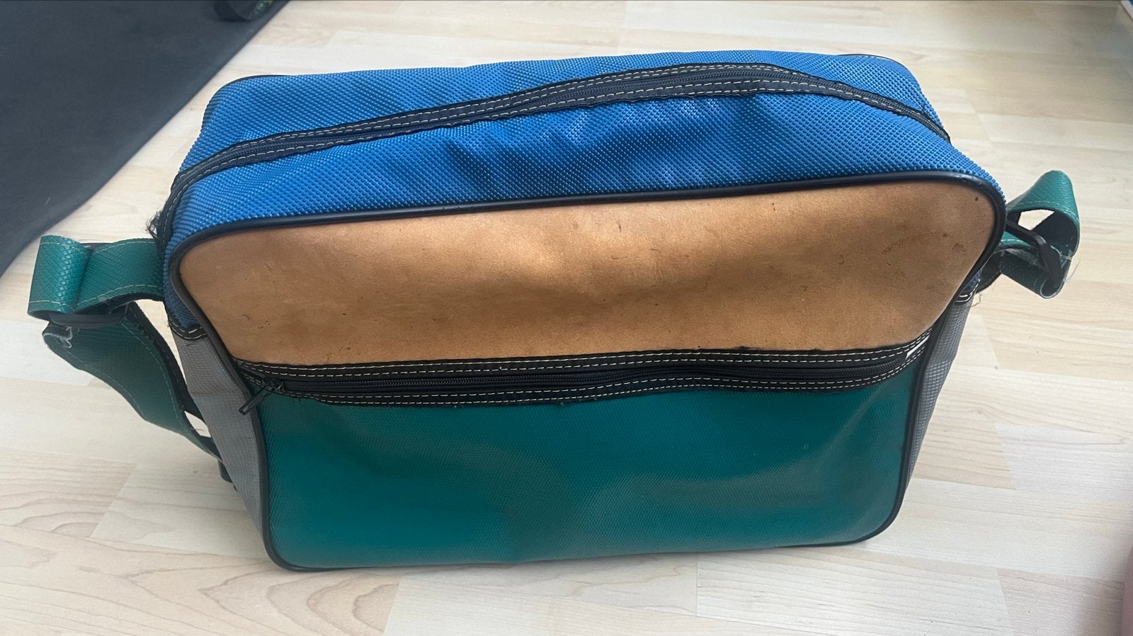 Schooltas gemaakt van sportmaterialen - Blauw/Groen/Rood, Gebruikt, Overige kleuren, Aktetas of Boekentas, 30 tot 40 cm