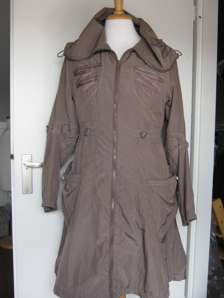Leuke jas maat M van DIDI ., Ophalen of Verzenden, Zo goed als nieuw, Maat 38/40 (M), Beige