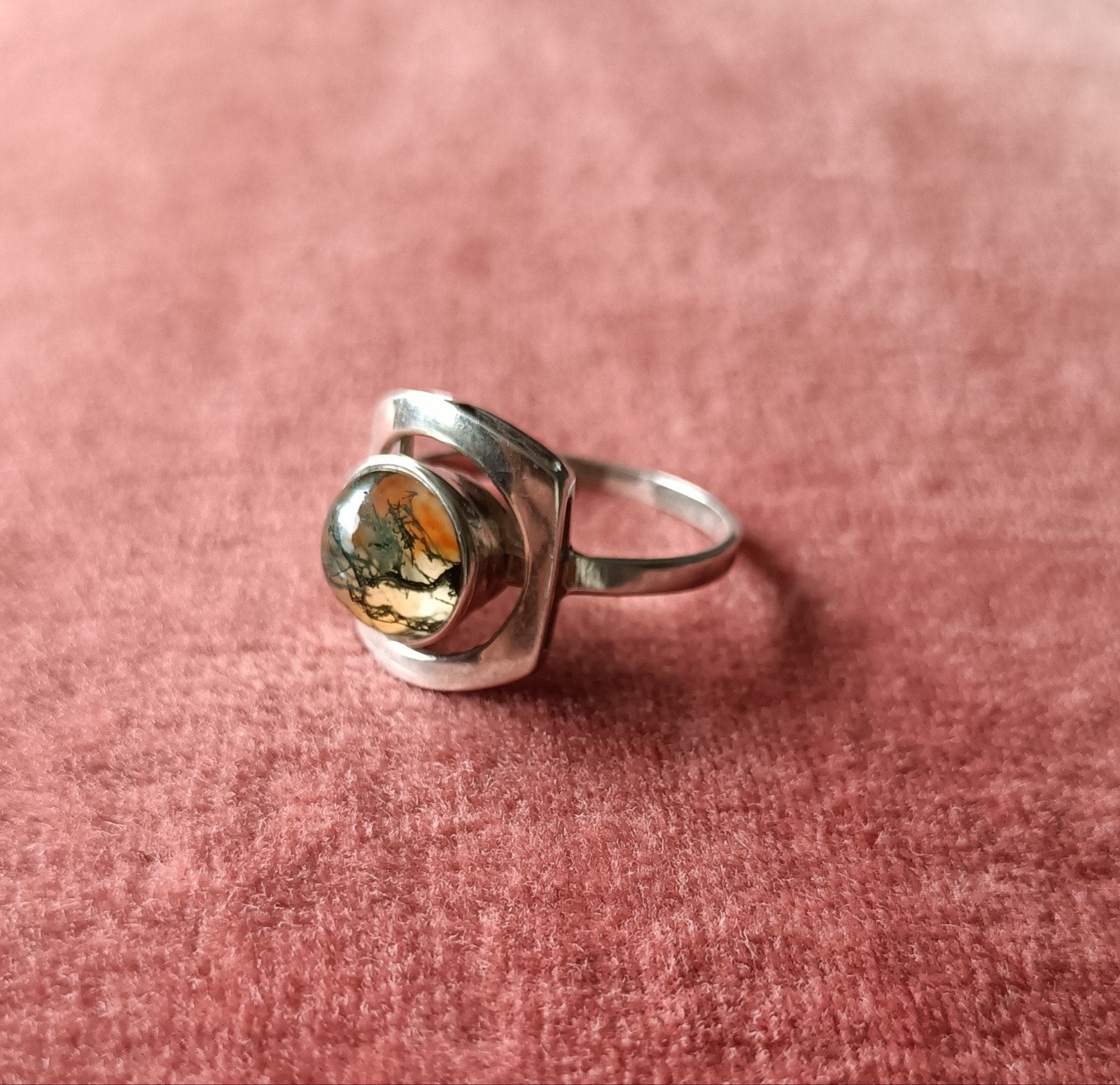 Modernistische zilveren ring met mosagaat. Mt 18, 18 tot 19, Ophalen of Verzenden, Zo goed als nieuw, Dame of Heer