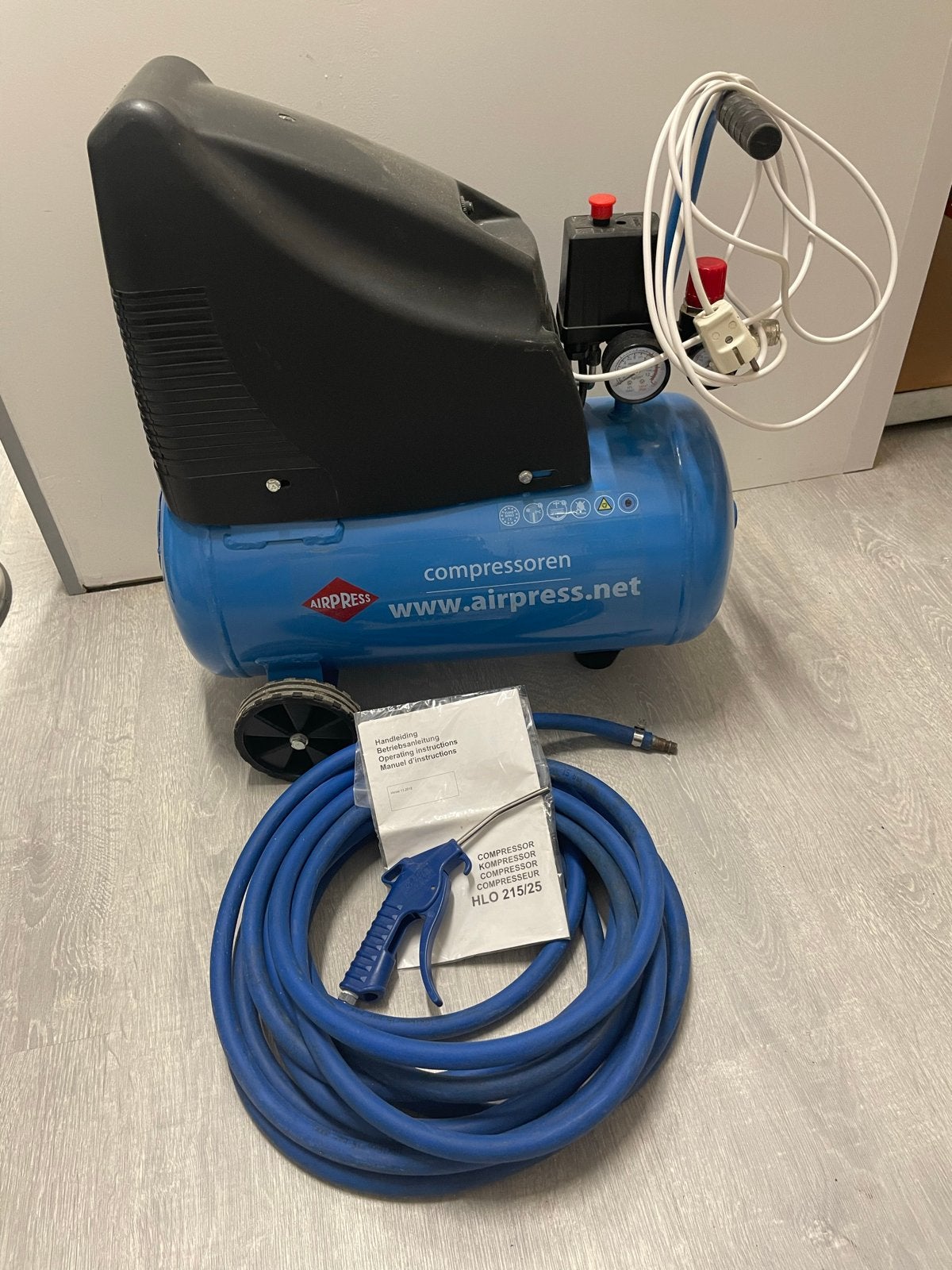Airpress Compressor HLO 215/25 met slang en luchtspuit, Ophalen, 6 tot 10 bar, Zo goed als nieuw, 25 tot 100 liter