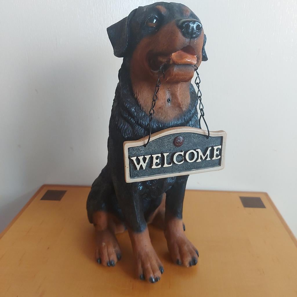 Rottweiler beeld met 'Welcome' bordje, Dieren en Toebehoren, Ophalen of Verzenden