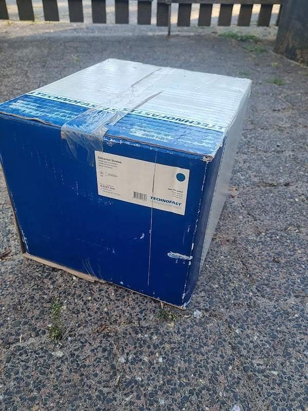 Technofast bijna volle omdoos schroeven en spax omdozen vol, Doe-het-zelf en Verbouw, IJzerwaren en Bevestigingsmiddelen, Ophalen