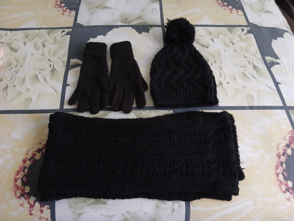 Zwarte muts met bolletje, handschoenen maat s/m en sjaal., Setje, Jongen of Meisje, Ophalen of Verzenden, Zo goed als nieuw