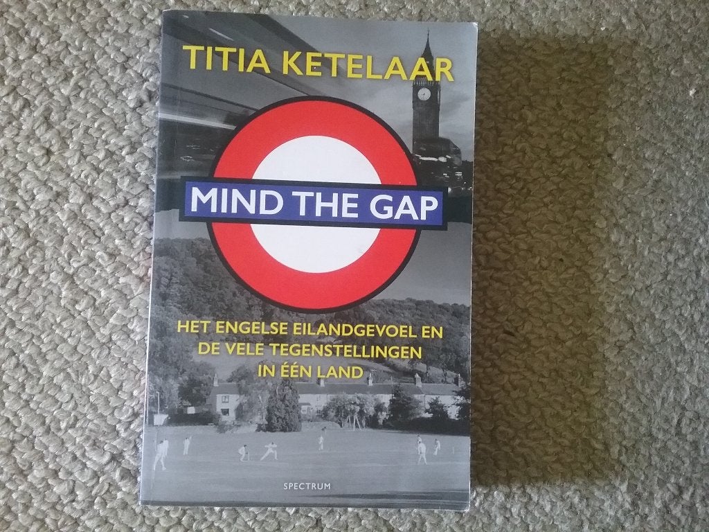 Titia Ketelaar / Mind the gap, het Engelse eilandgevoel 2017, Europa, Maatschappij en Samenleving, Ophalen of Verzenden, Zo goed als nieuw