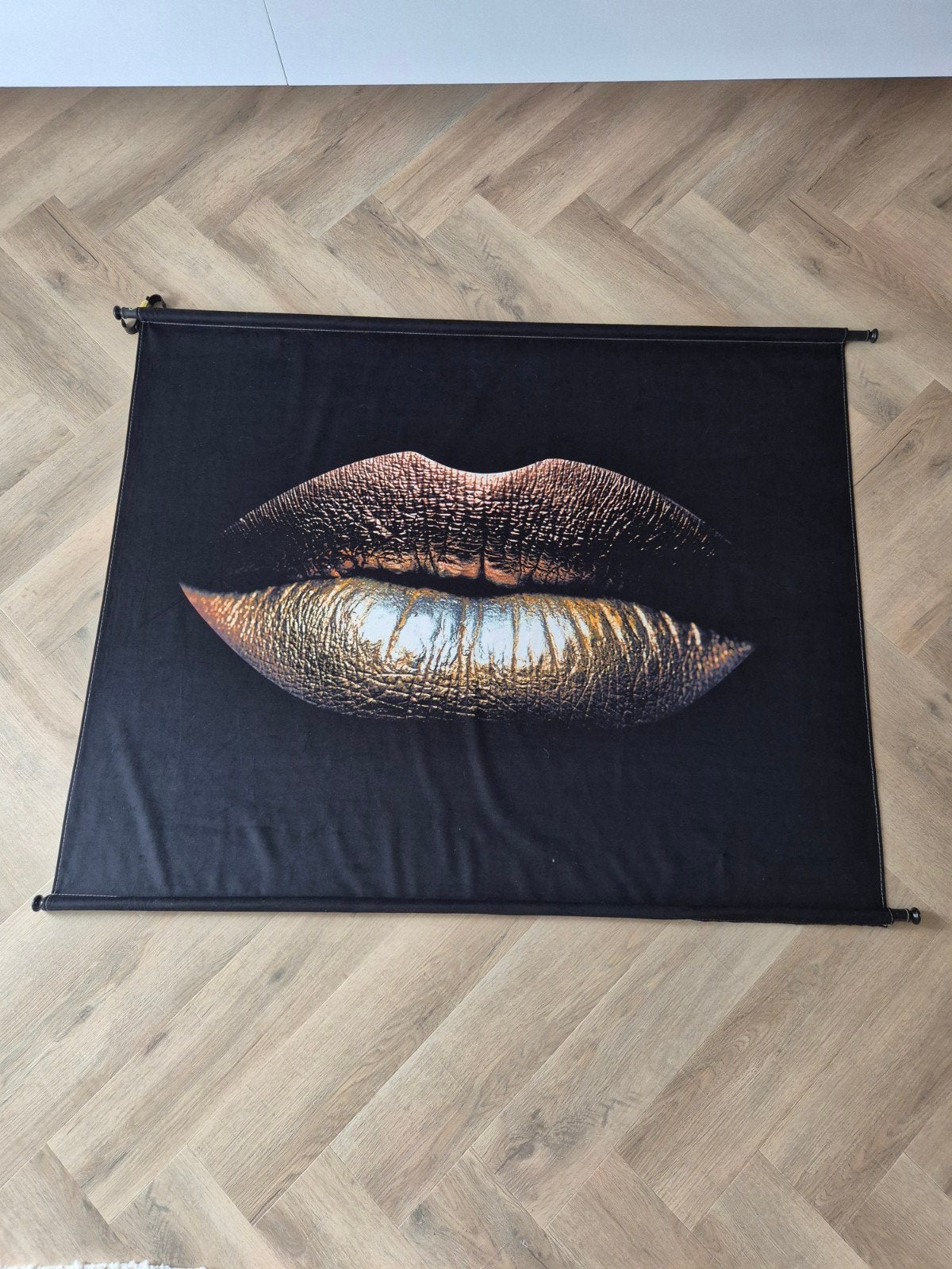 Wandkleed met gouden lippen - Modern en stijlvol, Ophalen, Zwart, Zo goed als nieuw, Met ophangsysteem