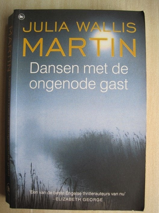 135 - Dansen met de ongenode gast - Julia Wallis Martin, Boeken, Thrillers, Zo goed als nieuw, Scandinavië, Verzenden